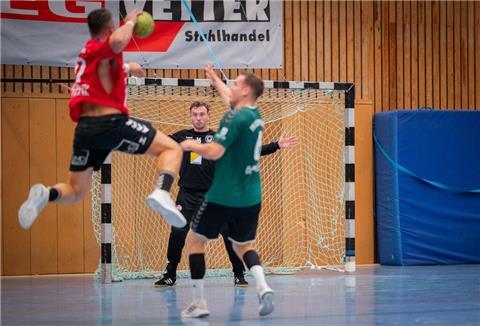 Joel Hoppe (vorn links) beim Sprung