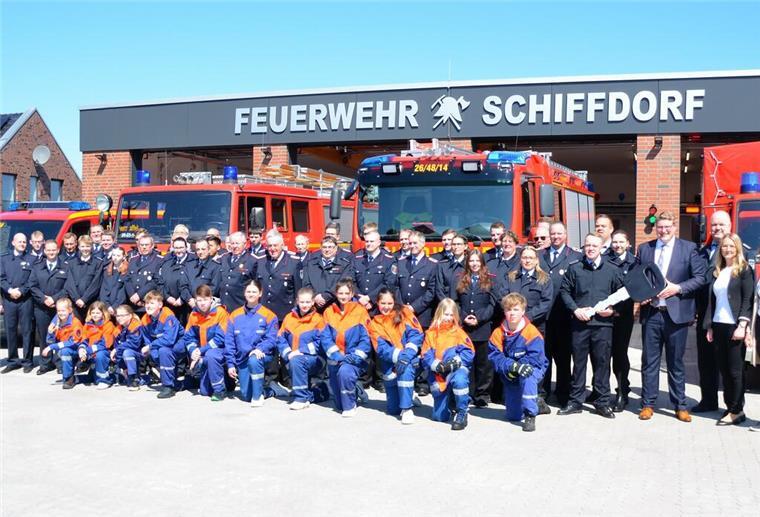 Freiwillige Feuerwehr Schiffdorf in neuem Heim Schiffdorfer Feuerwehr-Familie.
