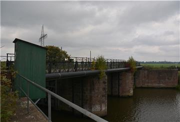 Brücke über Fluss