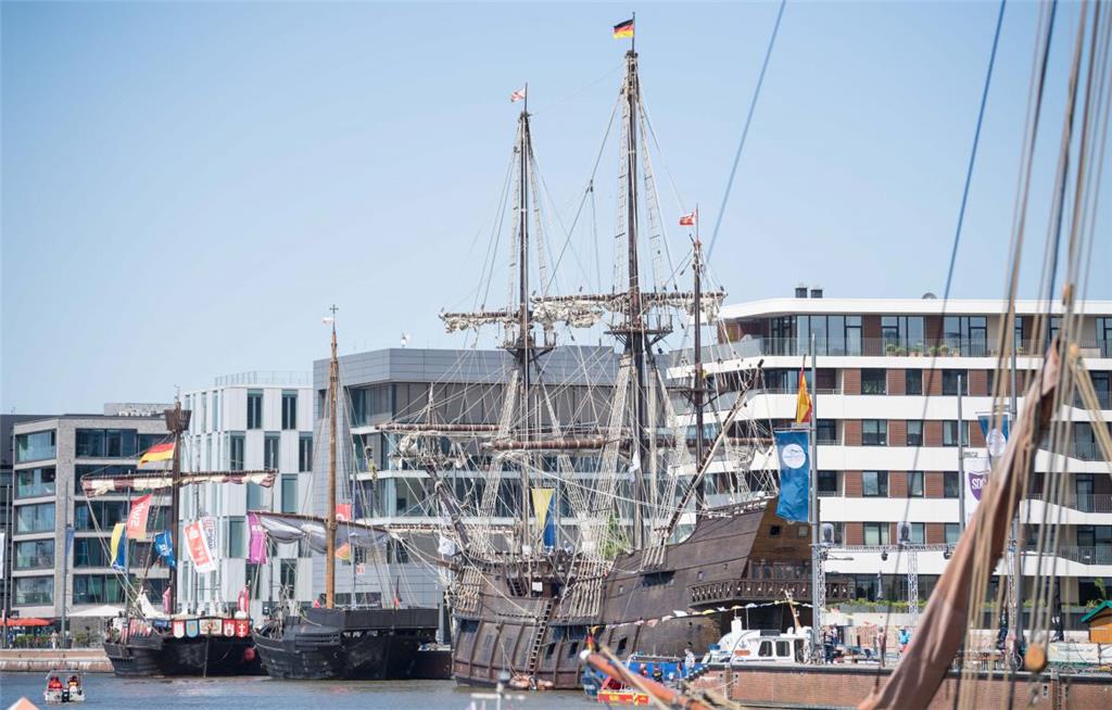 Die Schiffe machen im Neuen Hafen fest. Seestadtfest Bremerhaven 2018. Foto: Har...