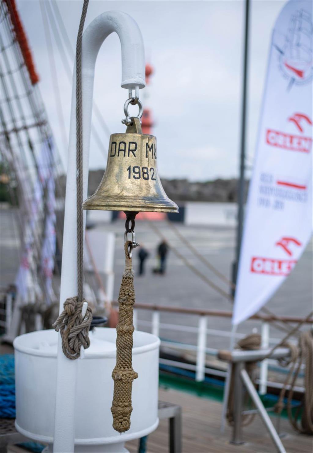 Die Schiffsglocke sieht schön aus. Das polnische Segelschiff &quot;Dar Mlodziezy...