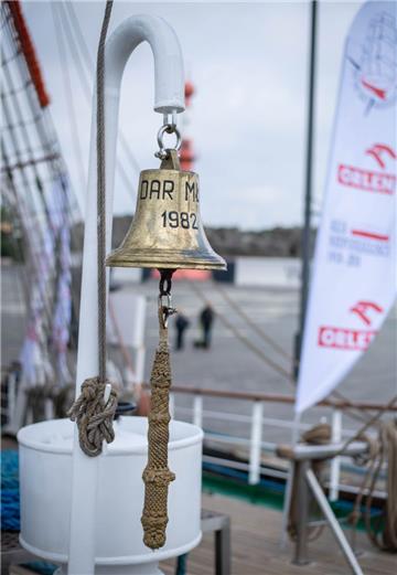 Die Schiffsglocke sieht schön aus. Das polnische Segelschiff &quot;Dar Mlodziezy...