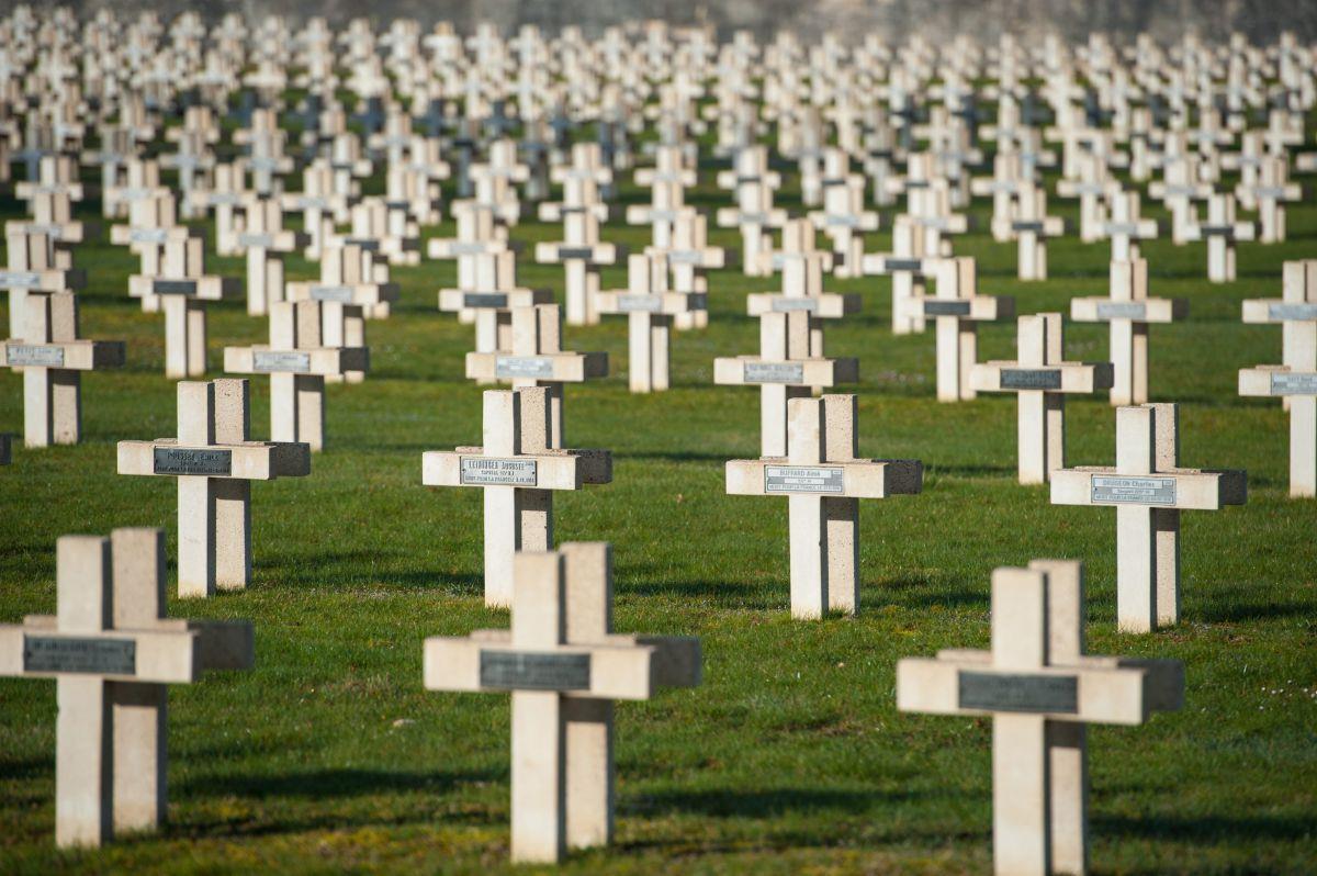 Verdun - die verheerende Schlacht im Ersten Weltkrieg Die Schlacht von Verdun dauerte von Februar bis Dezember 1916 und kostete mehr als 300 000 Soldaten das Leben. 400000 wurden verwundet.