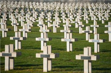 Die Schlacht von Verdun dauerte von Februar bis Dezember 1916 und kostete mehr als 300 000 Soldaten das Leben. 400000 wurden verwundet. 