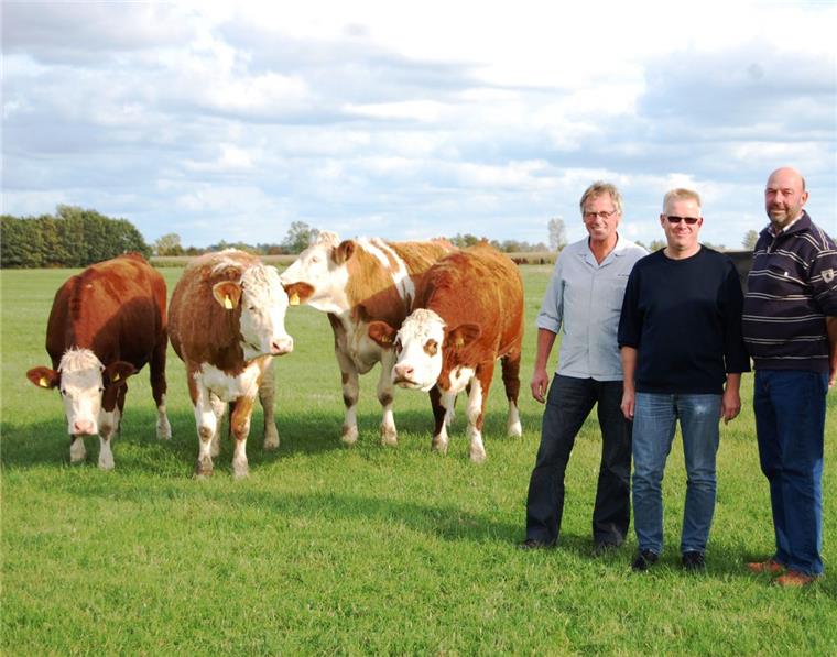 Die Schlachter Manfred Paradies und Torsten Wiese sowie Ochsenmäster Folkert Folkens (von links) stehen gemeinsam für landwirtschaftliche Produkte aus der Region. 
