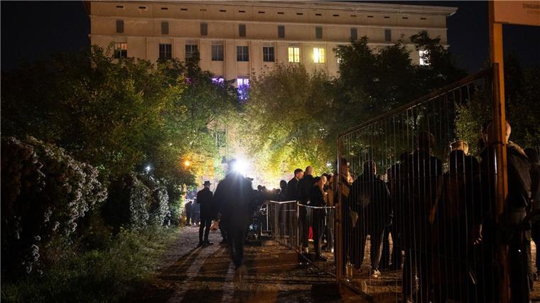 Die Schlange vor dem weltbekannten Berliner Club: Hunderte stehen vor dem „Berghain“. Der Name leitet sich vom Bezirk Friedrichshain-Kreuzberg ab, in dem sich der Club in einem früheren Heizkraftwerk befindet. (Archivbild)