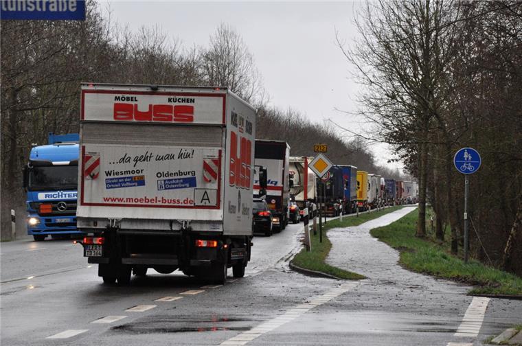 Die Schlange vorm Blexer Fähranleger reicht fast bis zur Langen Straße.