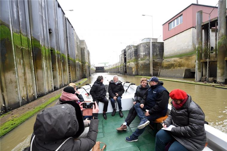 Die Schleuse im Fischereihafen wirkt sehr imposant - noch mehr, wenn man sie von einem kleinen Börteboot aus betrachtet. Bremerhavener Besucher können das jetzt regelmäßig erleben - dank Wassertaxi "Lottjen".