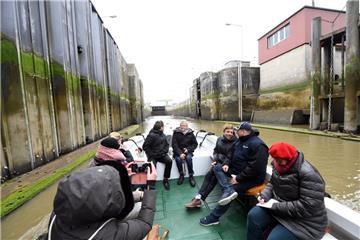Die Schleuse im Fischereihafen wirkt sehr imposant - noch mehr, wenn man sie von einem kleinen Börteboot aus betrachtet. Bremerhavener Besucher können das jetzt regelmäßig erleben - dank Wassertaxi "Lottjen".
