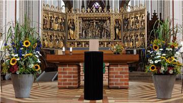 Die schlichte Holzurne des verstorbenen Künstlers Günther Uecker steht während eines Trauergottesdienstes im Schweriner Dom. 