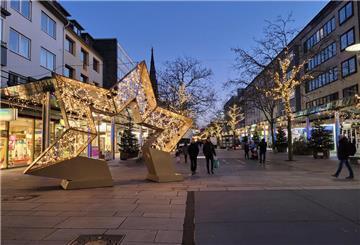 Leuchtende Weihnachtsdekoration in Einkaufsstraße