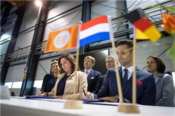 Die schönsten Fotos vom königlichen Besuch in Bremerhaven. Foto: Hartmann