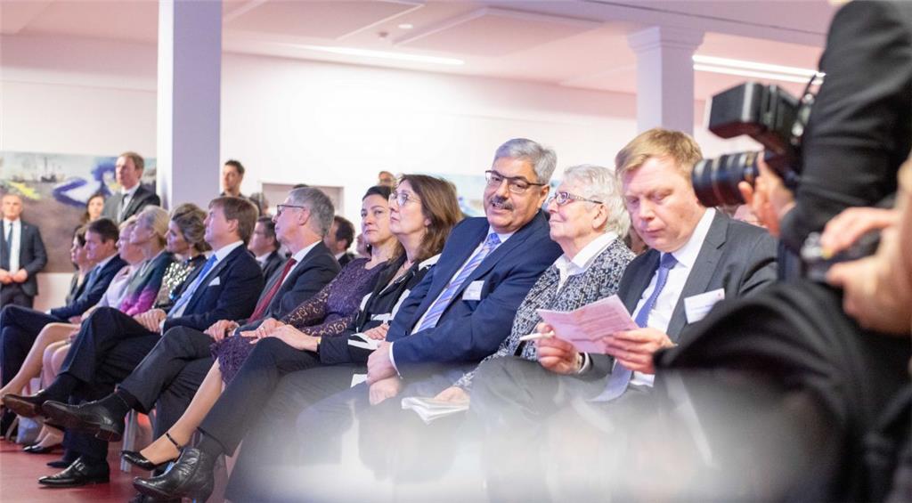 Die schönsten Fotos vom königlichen Besuch in Bremerhaven. Foto: Hartmann