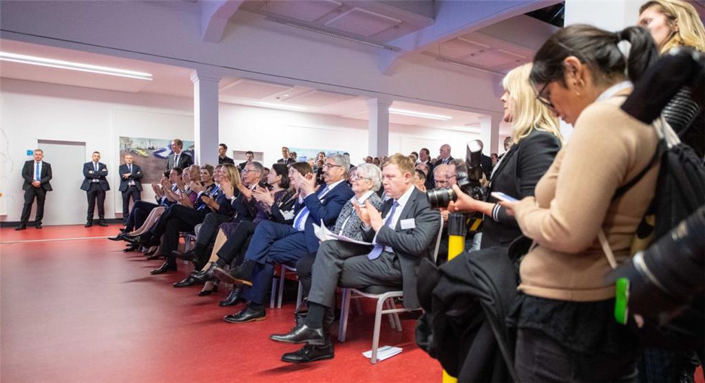 Die schönsten Fotos vom königlichen Besuch in Bremerhaven. Foto: Hartmann