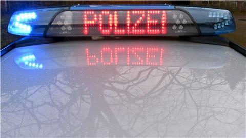 Die Schriftzug „Polizei“ leuchtet auf dem Dach eines Streifenwagens der Polizei.