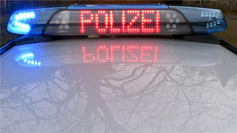Mann bedroht Passanten mit Messer: Polizei stoppt ihn Die Schriftzug „Polizei“ leuchtet auf dem Dach eines Streifenwagens der Polizei.
