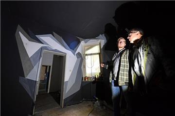 Die Schrottimmobilie Uhlandstraße 8 wird am Sonntag kreativ genutzt. Stadtteilakteur Moritz Schmeckies (links), und Dieter Rehrbehn vom Stadtplanungsamt lassen sich von der mystischen Atmosphäre schon faszinieren.