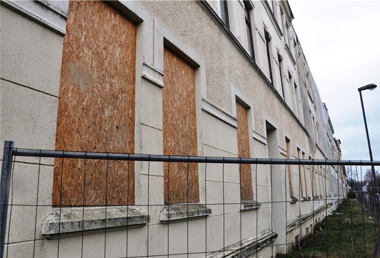 Die Schrottimmobilien Niedersachsenstraße 52 bis 62 im Nordenhamer Stadtteil Einswarden werden jetzt abgerissen.