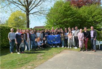 Die Schüler aus Loxstedt, Polen und Nordmazedonien gemeinsam mit ihren Lehrern, Bürgermeister Detlef Wellbrock und Vertretern der Jugendpflege.