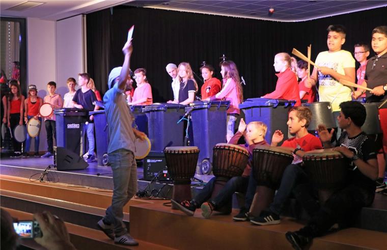 Schüler lösen in der IGS in Zeven ein Trommelgewitter aus Die Schüler der IGS in Zeven zeigten, was sie bei dem Workshop gelernt haben. Sie trommelten auf Eimern oder auf großen Mülltonnen.