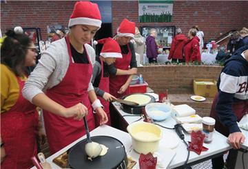 Schüler backen Crépes.