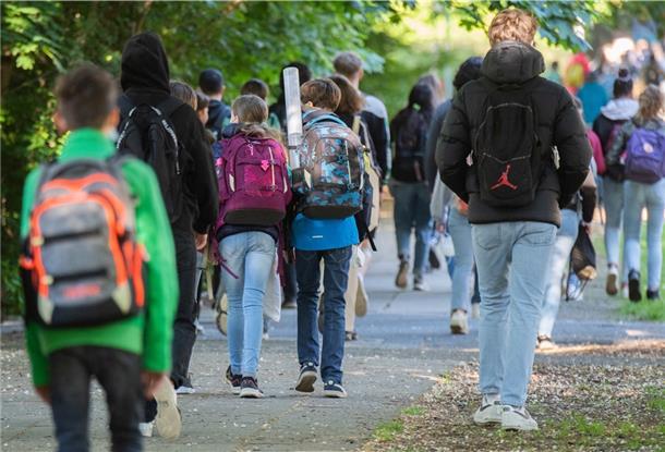 Die Schüler der weiterführenden Schulen sollen bald auch in den Präsenzunterricht in voller Klassenstärke zurückkehren.
