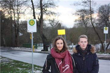 Die Schüler Emelie Dörr und Lukas Lübken geben der Haltestelle „Bokel, Brücke“ nahe des Stubbener Bahnhofs schlechte Noten.  Foto  Gehrke