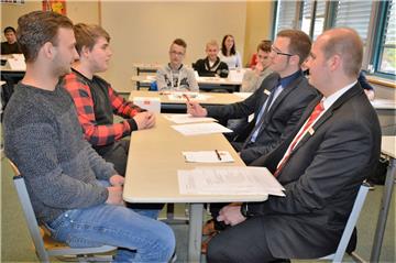 Die Schüler lernen beim Bewerbungstraining, worauf Firmen bei Bewerbungen achten, angefangen bei der Mappe bis hin zum Gespräch. Hendrik Wallentowitz (von links) und Vincent Langer stellen sich der Herausforderung, von Dennis Pätzold und Birger Ruhnau in die Zange genommen zu werden.