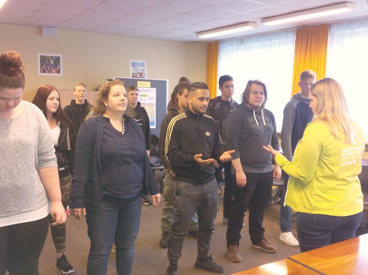 Die Schüler lernen unter anderem einfache Übungen, mit dem sie das lange Sitzen in der Schule ausgleichen können.