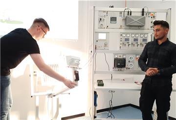 Die Schüler Luca Malden (links) und Mohamad Subhi erläutern im modernisierten Elektroniklabor die Funktionsweise einer Photovoltaikanlage.