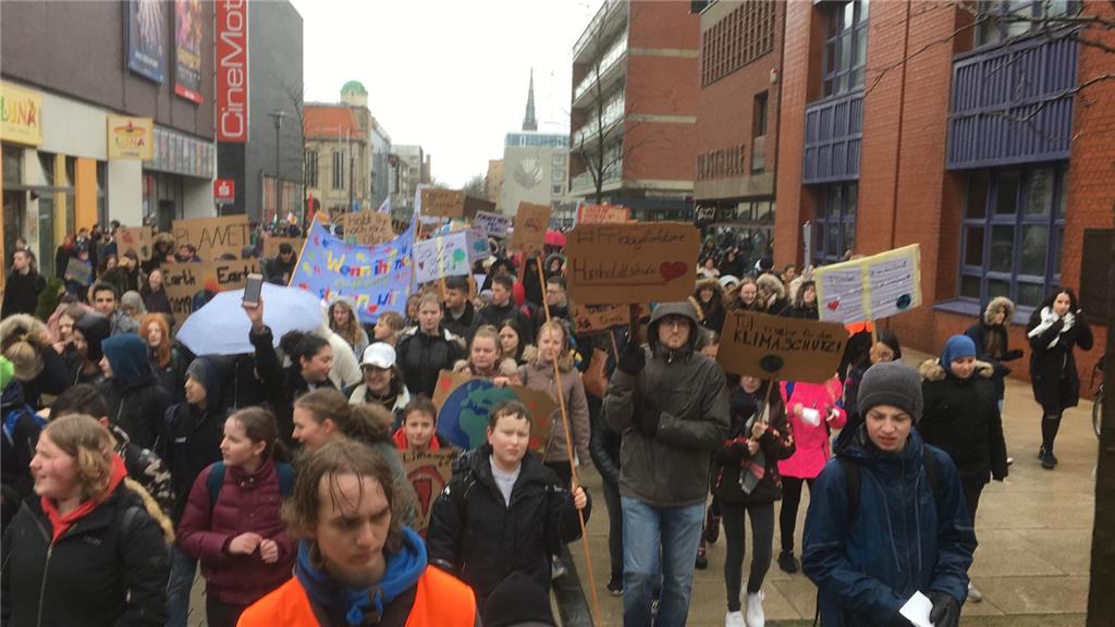 Die Schüler machen sich auf den Weg zum Weserdeich. - Foto: Brocks