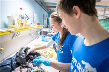 Die Schüler sortieren den Müll, den sie am Weserdeich gefunden haben. Ihnen geht es vor allem um Plastikmüll.