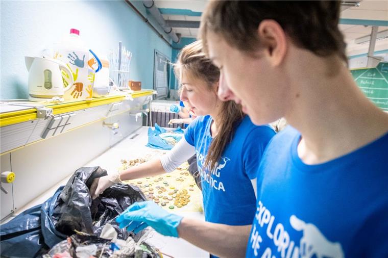 Die Schüler sortieren den Müll, den sie am Weserdeich gefunden haben. Ihnen geht es vor allem um Plastikmüll.