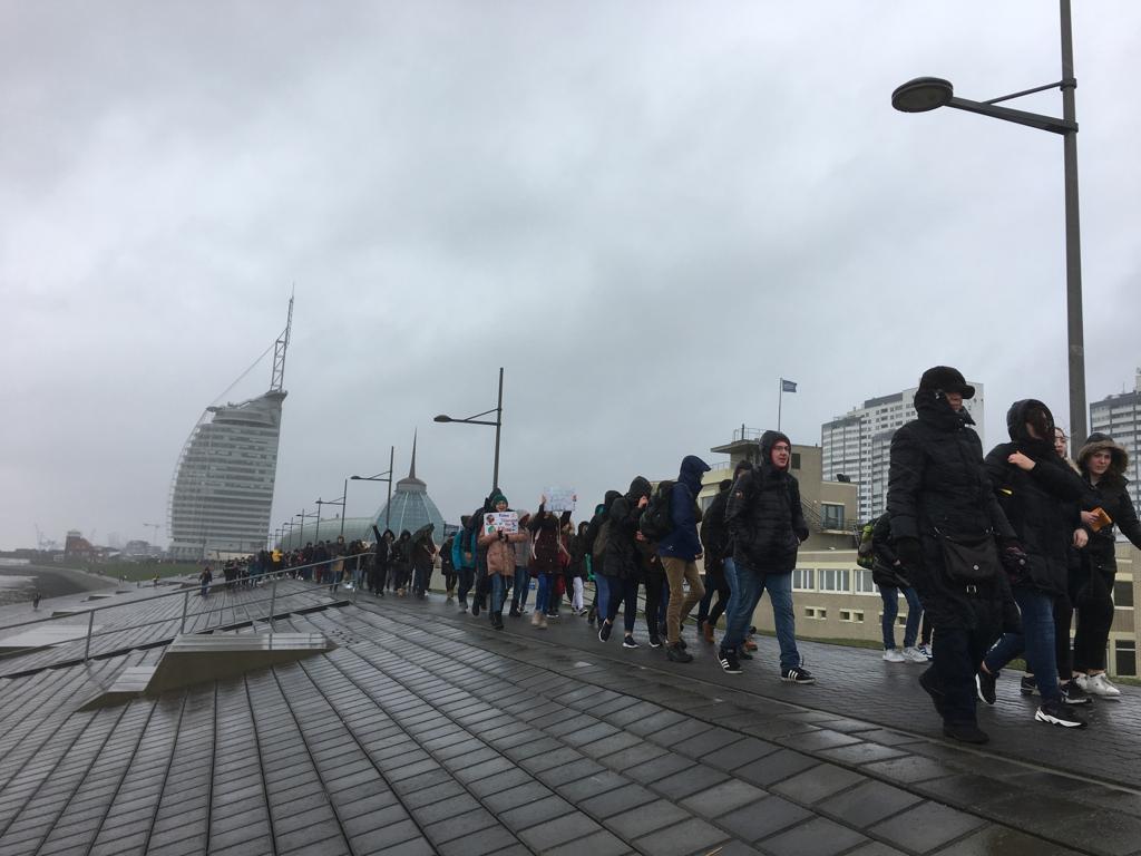 Die Schüler wollen in Bremerhaven auf dem Weserdeich eine Menschenkette bilden. ...