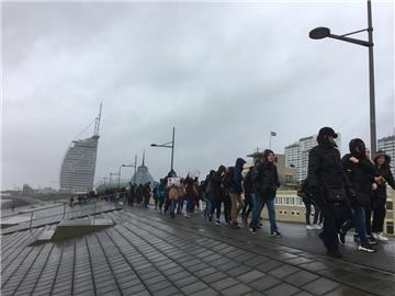 Die Schüler wollen in Bremerhaven auf dem Weserdeich eine Menschenkette bilden. ...