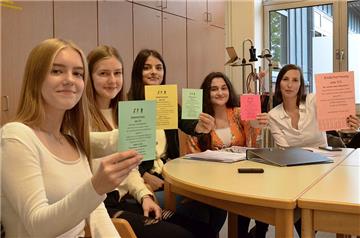 Die Schülerinnen Chiara Neeteson, Anabel Burmester, Amara Kaya und Fatime Ahmeti (von links) zeigen die Flyer ihrer Babysittervermittlung KiVi. Betreut wird die am Zevener St.-Viti-Gymnasium angesiedelte Schülerfirma von Lehrerin Valerie Wittenbeck (rechts).  