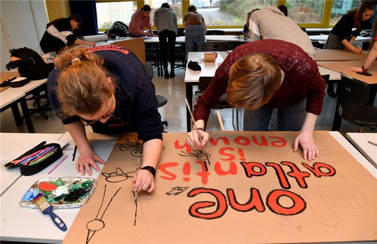 Die Schülerinnen Marlene Metz (rechts) und Ayla Marx malen Plakate für die Demo in Bremerhaven.