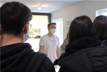 Schülerinnen und Schüler lauschen dem FSJler.