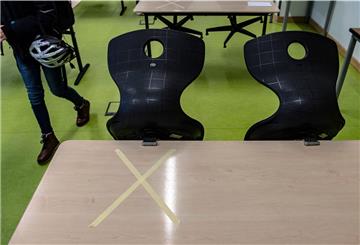 Die Schülerinnen und Schüler der Süderwischschule lernen ab Montag in geteilten Gruppen. (Symbolbild) 