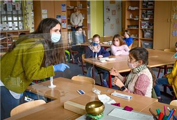 Die Schülerinnen und Schüler haben die Abläufe schnell verinnerlicht: Josephine Veiths Klasse 3d mit Malia (rechts) in der Goetheschule beim Corona-Selbsttest. Foto Scheschonka