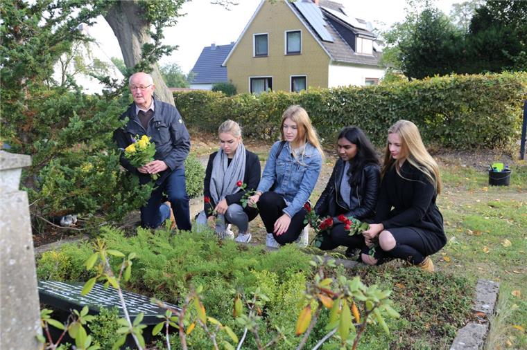 70000 Tote - Schüler informieren sich in Beverstedt über Euthanasie Die Schülerinnen (von links) Jasmin Wagner, Luisa Garms, Gaureka Selvaratnam und Abelina Stelling besuchen auf dem Beverstedter Friedhof die Gedenkstätte für das Euthansie-Opfer Käthe Spreen. Sie wurde von den Nationalsozialisten ermordet. Der ehemalige Lehrer und Bürgermeister Martin Bensen führte die Schülerinnen durch Beverstedt.