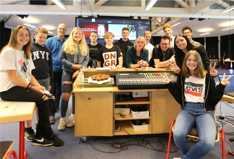 Ehrung kommt per Livestream in den Klassenraum Die Schülervertreter der Zinzendorfschule in Tossens haben mit den Vertrauenslehrern Ute Exner und Olaf Moretzki die Ehrungen für die Stunde der Besten vorbereitet. Technische Unterstützung gab es vom Sozialpädagogen Florian Vollprecht (dritter von links) und den Schülern Maya Rauschenbach (rechts) und Johannes Racherbäumer (hinten rechts).