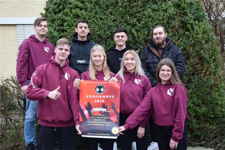 Die Schülervertretung des Gymnasiums Nordenham und die am Freitag zuständigen Techniker in der Jahnhalle hoffen auf zahlreiche Besucher.