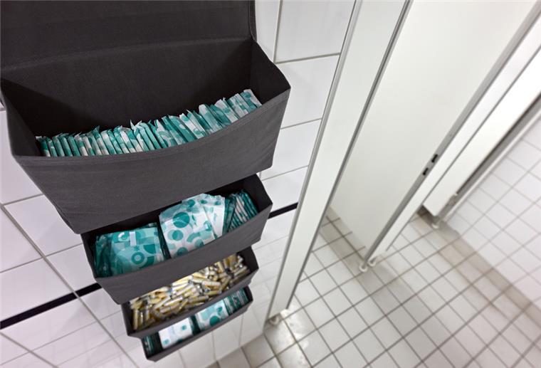 Kostenlose Tampons und Binden für Braker Gymnasiastinnen Die Schülervertretung hat ausgerechnet, dass es rund 450 Euro kosten würde, um am Gymnasium Brake vier Monate lang Tampons und Binden bereitzustellen. Die Spender sind da noch nicht einberechnet.