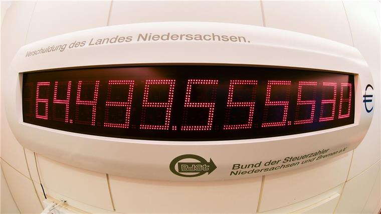 Schuldenuhr im Landtag läuft schneller Die Schulden in Niedersachsen werden sich umgerechnet auf etwa 8.222 Euro pro Einwohner erhöhen.