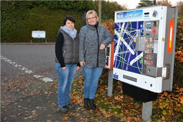 Die Schulelternratsvorsitzenden der Oberschule Bederkesa, Christine Schriefer (links) und Viola Döscher, freuen sich darüber, dass der Zigarettenautomat an der Einfahrt zum Schulparkplatz bald verschwunden sein wird. 
