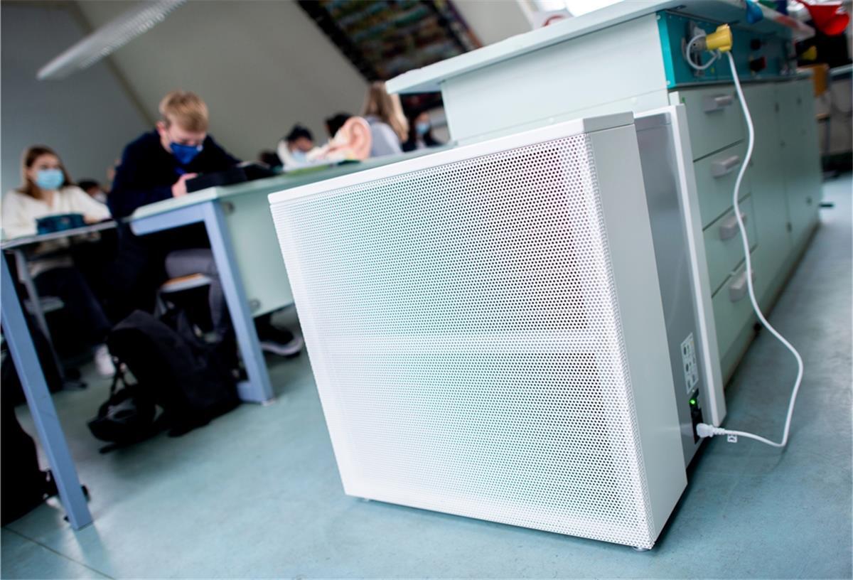 Zum Schulstart: Luftfilter fehlen in vielen Klassenräumen Ein Luftfiltergerät steht in einem Fachraum eines Gymnasiums.