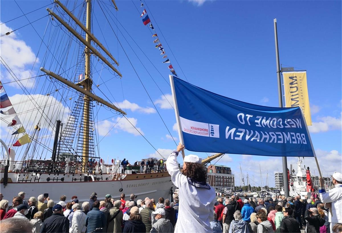 Das Foto zeigt die "Schulschiff Deutschland".