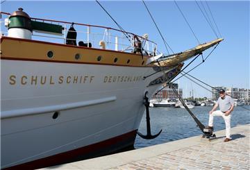 Der Vereinsvorsitzende Claus Jäger steht vor dem „Schulschiff Deutschland“ in Bremerhaven.