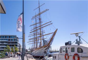 Die „Schulschiff Deutschland“ ist ein Hingucker im Neuen Hafen.